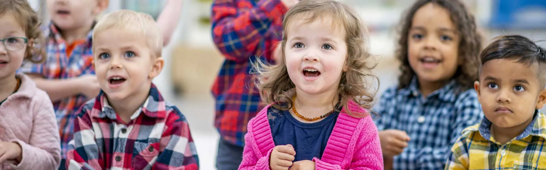 Enfants en classe de maternelle en train de chanter