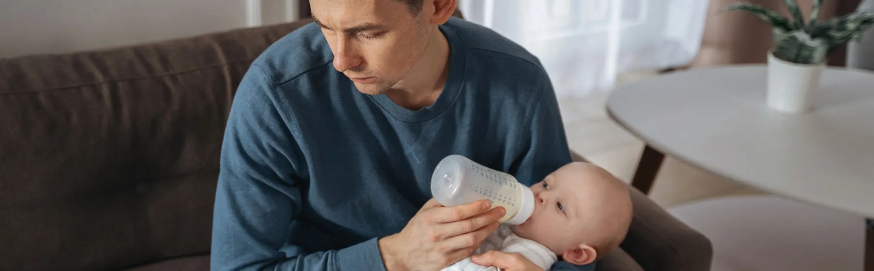 Homme avec bébé dans les bras