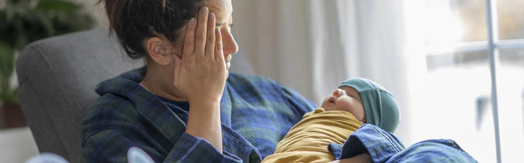 femme avec un bébé dans les bras