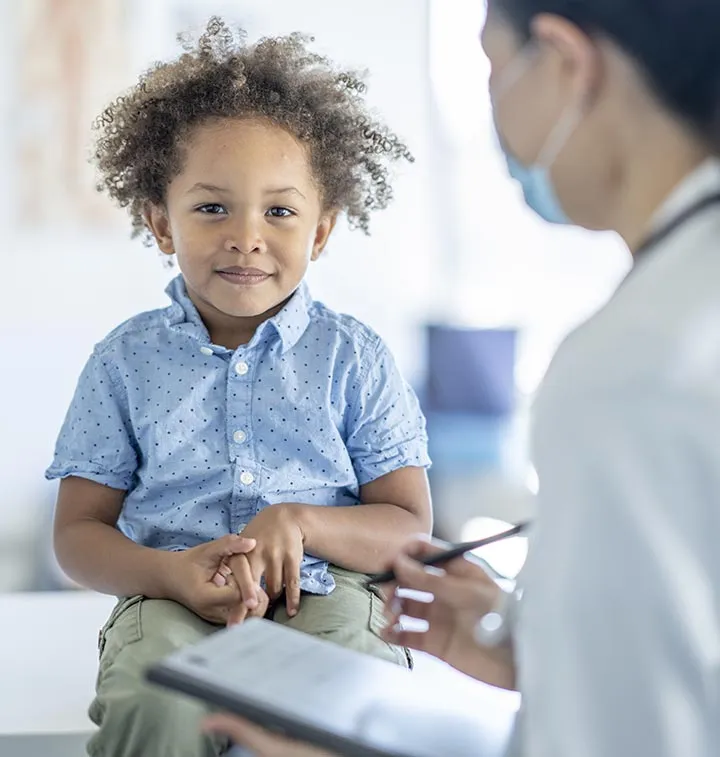 Petit garçon face à un médecin