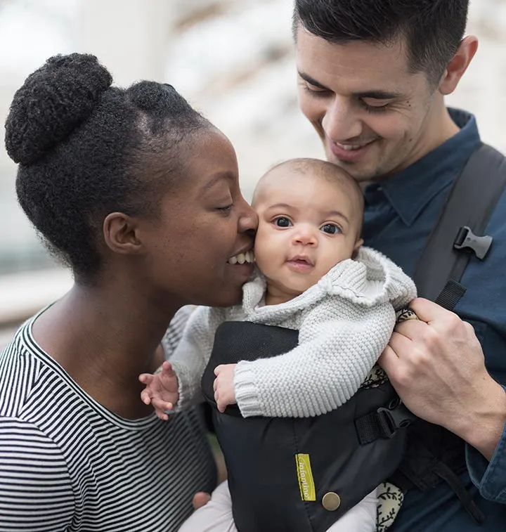 Couple embrassant son bébé