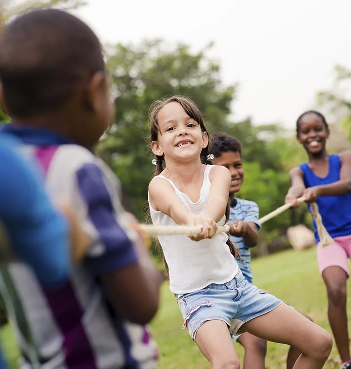 Enfants qui tirent à la corde