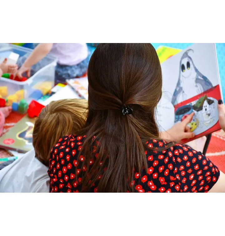 Maman en train de lire un livre à son enfant