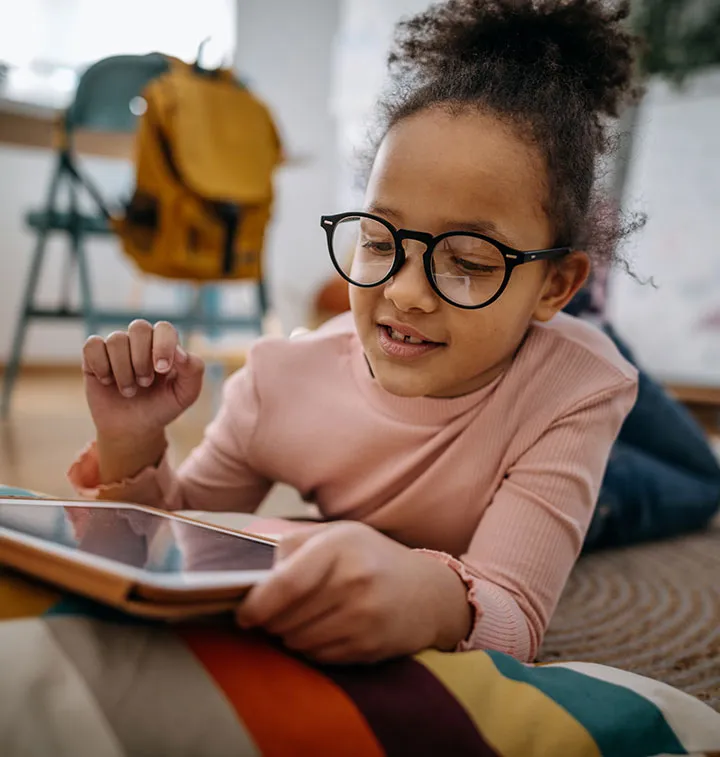 Petite fille avec une tablette