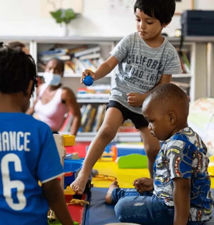 3 enfants qui jouent