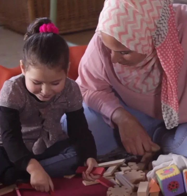 Maman qui joue avec sa fille