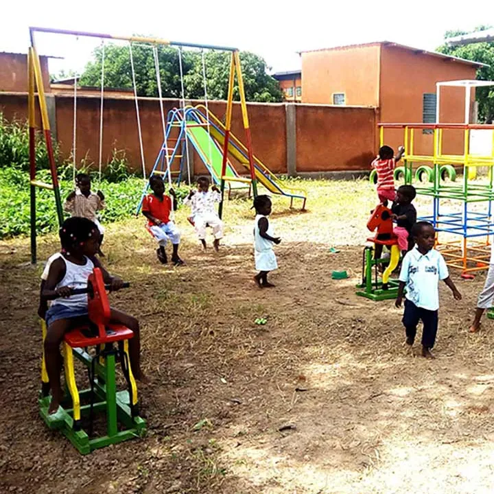 Enfants jouant dans la cour d'une école au Burkina Faso