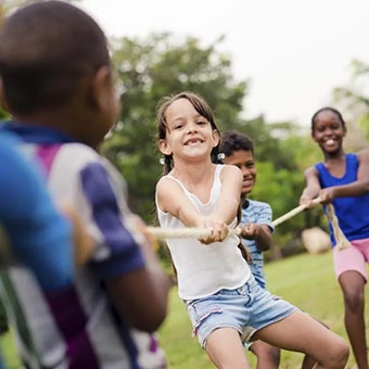 Enfants tirant sur une corde